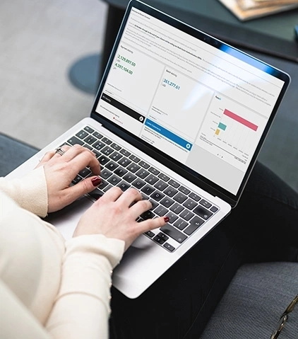Person nutzt laptop mit datenvisualisierungen und geschäftskennzahlen
